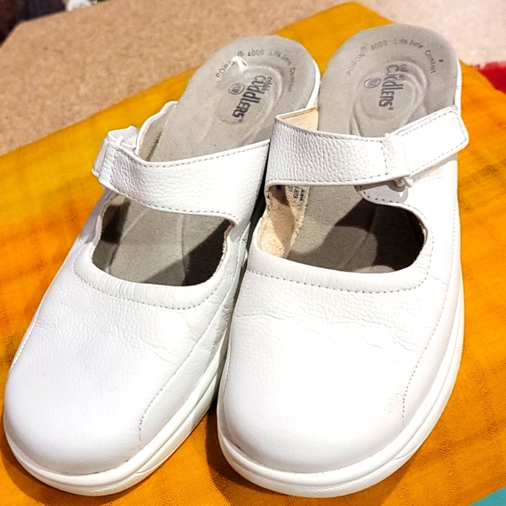 COBBLER CUDDLERS MULES WHITE 6.5